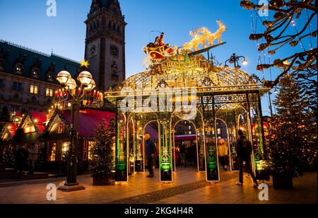 Hamburg, Deutschland. 21.. November 2022. Besucher spazieren durch den Roncalli-Weihnachtsmarkt am Rathausmarkt. Weihnachtsmärkte in Hamburg eröffnet. (Nur im Vollformat verwenden). Quelle: Daniel Bockwoldt/dpa/Alamy Live News Stockfoto