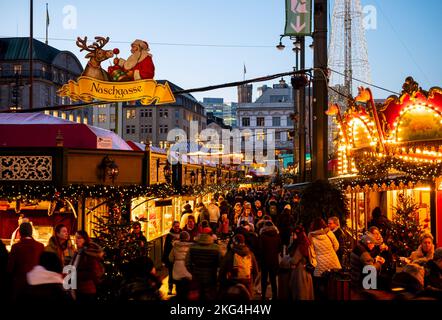 Hamburg, Deutschland. 21.. November 2022. Besucher spazieren durch den Roncalli-Weihnachtsmarkt am Rathausmarkt. Weihnachtsmärkte in Hamburg eröffnet. (Nur im Vollformat verwenden). Quelle: Daniel Bockwoldt/dpa/Alamy Live News Stockfoto