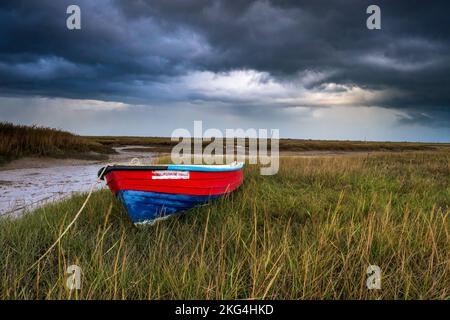 Ein Holzboot in Brancaster Staithe, Norfolk, England, Großbritannien Stockfoto