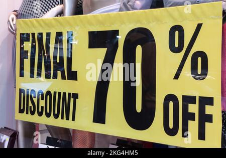 Endrabatt von 70 % – Aufschrift auf dem Banner auf dem Schaufenster während der Verkaufssaison. Stockfoto