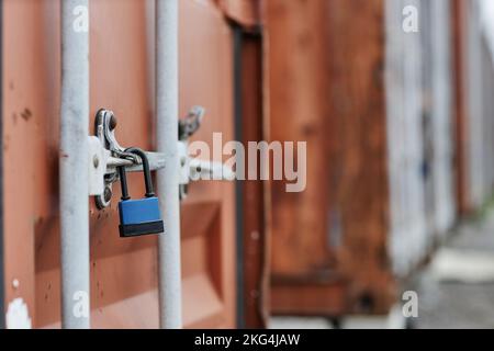 Nahaufnahme des Schlosses an der Tür des Frachtcontainers in den Docks, Platz kopieren Stockfoto