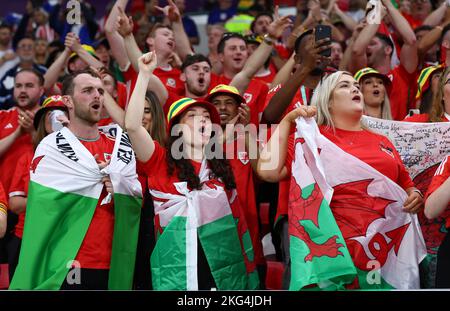 Al Rayyan, Katar. 21.. November 2022. Wales-Fans während des FIFA-WM-Spiels im Al Rayyan Stadium, Al Rayyan. Bildnachweis sollte lauten: David Klein/Sportimage Kredit: Sportimage/Alamy Live News Stockfoto