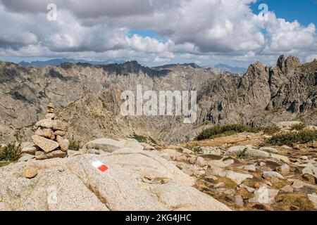 Zwischen Himmel und wilden Bergen auf der GR20 zwischen Manganu und Petra Piana, Korsika, Frankreich Stockfoto