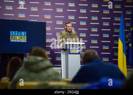 KIEW, UKRAINE - 21. NOVEMBER 2022 - der Sprecher des Luftwaffenkommandos der Ukraine, Yurii Ihnat, informiert die Presse über die Folgen der russischen Raketenabwehr Stockfoto