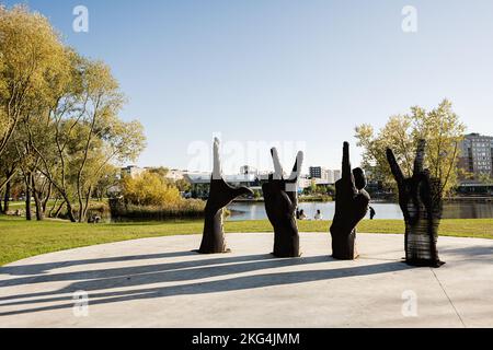 Lemberg, Ukraine - 09. Oktober 2022: Metallskulptur mit vier Händen. Wenn man sich ihre Gesten ansieht, liest man DIE Buchstaben LEMBERG. Stockfoto