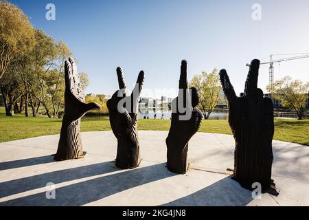 Lemberg, Ukraine - 09. Oktober 2022: Metallskulptur mit vier Händen. Wenn man sich ihre Gesten ansieht, liest man DIE Buchstaben LEMBERG. Stockfoto