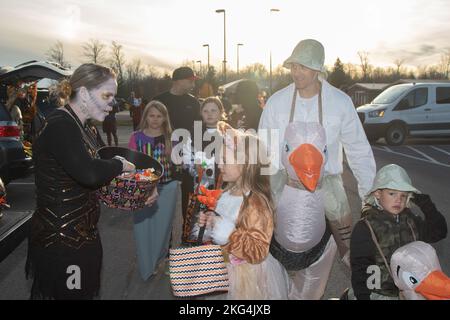 Soldaten des Bataillons der Bergdivision 10. feiern am 29. Oktober 2022 auf Fort Drum, N.Y., einen jährlichen „Trunk or Treat“, bei dem Soldaten Süßigkeiten aus den geschmückten Koffern ihrer Fahrzeuge an Kinder verteilten, um Halloween zu feiern. Stockfoto