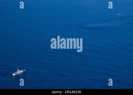 Ein US Marine Corps MV-22B Osprey, der Marine Aviation Weapons and Tactics Squadron One (MAWTS-1) zugeordnet ist, führt während des Weapons and Tactics Instructor (WTI) Course 1-23 in der Nähe von San Clemente Island, Kalifornien, am 28. Oktober 2022 Live-Übungen mit dem US Coast Guard Cutter Benjamin Bottoms durch. WTI ist eine siebenwöchige Schulungsveranstaltung, die von MAWTS-1 veranstaltet wird und standardisierte fortgeschrittene taktische Schulungen und Zertifizierungen von Instruktorenqualifikationen bietet, um die Ausbildung und Bereitschaft der Meeresluftfahrt zu unterstützen, und hilft bei der Entwicklung und dem Einsatz von Flugwaffen und -Taktiken. Stockfoto