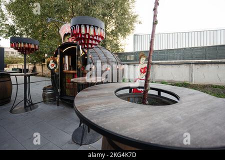 Lemberg, Ukraine - 09. Oktober 2022: Barrel mit Kirschlikör. Stockfoto