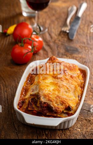 Lasagne in einem Auflauf auf Holz Stockfoto