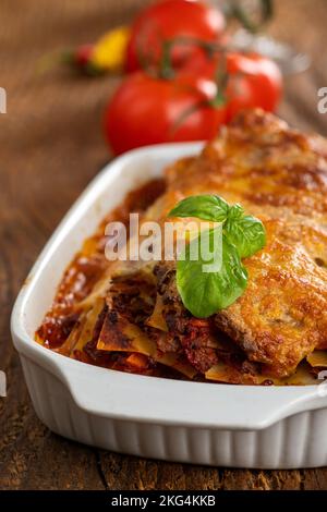 Lasagne in einem Auflauf auf Holz Stockfoto