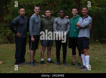 Ein Team von US-Marineinfanteristinnen, das Marine Aviation Logistic Squadron 14, Marine Aircraft Group 14, 2D Marine Aircraft Wing, genannt „Power Plant #1“, zugewiesen wurde, posiert für ein Foto nach ihrem Sieg bei Devil Dog Dare während des jährlichen All-Terrain Unit Competition 25., Marine Corps Air Station Cherry Point, North Carolina, 28. Oktober 2022. Die Teilnehmer mussten fünf körperlich anspruchsvolle Herausforderungen auf einem 7-Meilen-Kurs bewältigen. Der Wettbewerb ermöglichte es verschiedenen Einheiten, Kameradschaftssysteme zu bauen und gleichzeitig die Moral zu steigern. Stockfoto