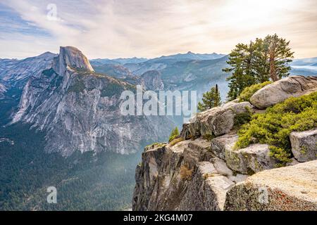 Glacier Point an einem klaren Tag im Yosemite-Nationalpark mit Blick auf die Half Dome Stockfoto