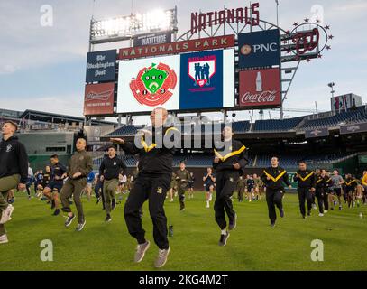 Servicemitarbeiter aus der Region der National Capital wärmen sich am 28. Oktober 2022 im Nationals Park in Washington, D.C. auf zu einem Rundkurs-Workout des Baseballteams der Washington Nationals auf. An der Veranstaltung nahmen Angehörige des Marine- und Marine-Korps aus der gesamten Region der Hauptstadt Teil. Stockfoto