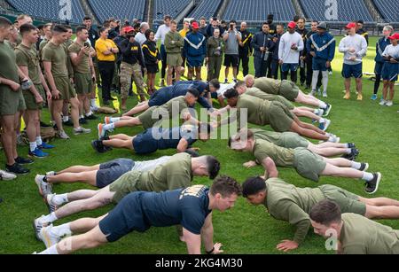 Servicemitglieder aus der Region der Nationalhauptstadt nehmen am 28. Oktober 2022 an einem Push-up-Wettbewerb des Baseballteams der Washington Nationals im Nationals Park in Washington, D.C. Teil. Die Teilnehmer wetteiferten, so viele Push-ups wie möglich zu absolvieren, um letztendlich Tickets für ein zukünftiges Spiel auf Clubebene zu gewinnen. Stockfoto