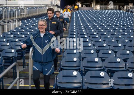 Die US Air Force Col. Catherine „Cat“ Logan, Kommandantin der Joint Base Anacostia-Bolling und des 11. Wing, läuft am 28. Oktober 2022 im Nationals Park in Washington, D.C., während eines Rundkurs-Workouts des Baseballteams der Washington Nationals, An der Veranstaltung nahmen Angehörige des Marine- und Marine-Korps aus der gesamten Region der Hauptstadt Teil. Stockfoto