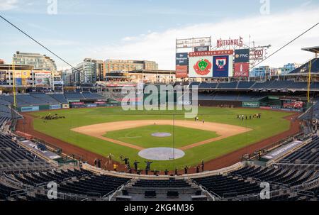 Servicemitarbeiter aus der Region der Nationalhauptstadt nehmen am 28. Oktober 2022 im Nationals Park in Washington, D.C. an einem Rundkurs-Workout Teil, das vom Baseballteam der Washington Nationals veranstaltet wurde. Das Training umfasste mehrere Stationen, die sich auf verschiedene Muskelgruppen konzentrierten, die sich auf den Tribünen, Dugouts und dem Spielfeld befinden. Stockfoto