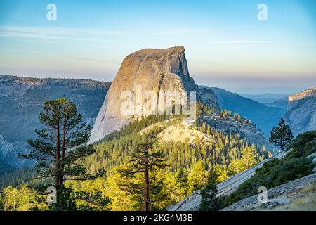 Half Dome from Clouds Rest Trail im Yosemite-Nationalpark Stockfoto