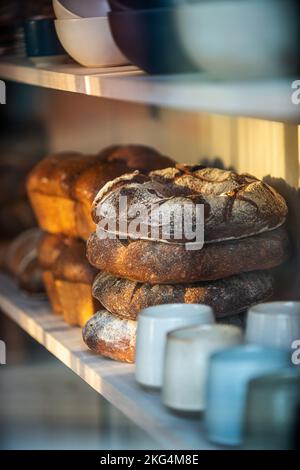 Eine vertikale Aufnahme von frisch gebackenem Brot, das übereinander gelegt wird Stockfoto