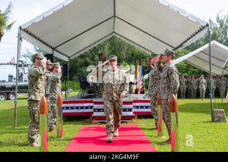 Am Freitag, den 28. Oktober, veranstaltete die mobile Einheit FÜR Sprengstoffbeseitigung (EODMU5) ihre Befehlswechselzeremonie mit Cmdr. Jason Shell entlastende cmdr. John Keefe. Unter Cmdr. Keefe EODMU5 führte 8 Operationen, 41 Engagements für die Zusammenarbeit in der Theatersicherheit, 7 gemeinsame und kombinierte Übungen, 3 Missionen der Defense Prisoner of war Missing in Action Accountability Agency und 3 humanitäre Mineneinsätze in 24 pazifischen Nationen durch. Hauptredner für die Zeremonie war Commander, Task Force (CTF) 75 Commodore, Capt. Shaun lieb. Stockfoto