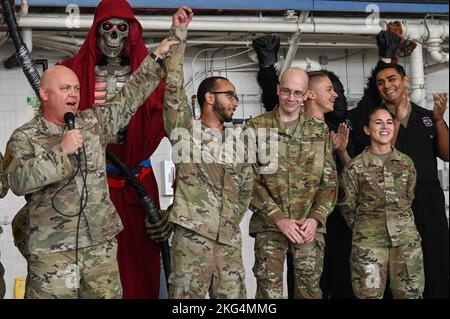 US Air Force Airmen mit der 58. Aircraft Maintenance Unit, 33. Fighter Wing, werden als die Gewinner des 3. Viertel Waffenlastwettbewerbs auf der Eglin Air Force Base, Florida, am 28. Oktober 2022 anerkannt. Die Flieger der AMU 58. und 60. zeigten ihre Liebe zum Detail, Teamwork, Präzision und Bombenladekompetenz während des Lastwettbewerbs. Stockfoto