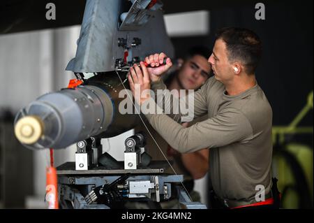 US Air Force Staff Sgt. Eric Zimmerman, Chef des Waffenteams der 60. Aircraft Maintenance Unit, 33. Fighter Wing, nimmt am Waffenlastwettbewerb des dritten Quartals auf der Eglin Air Force Base, Florida, am 28. Oktober 2022 Teil. Die Flieger der AMU 58. und 60. zeigten ihre Liebe zum Detail, Teamwork, Präzision und Bombenladekompetenz während des Lastwettbewerbs. Stockfoto