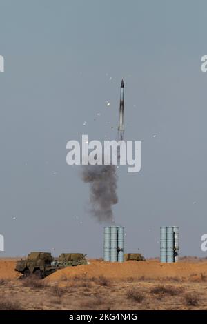 Militärische Ausbildung, der Start einer Flak-Rakete, um ein fliegendes Ziel zu treffen. Stockfoto