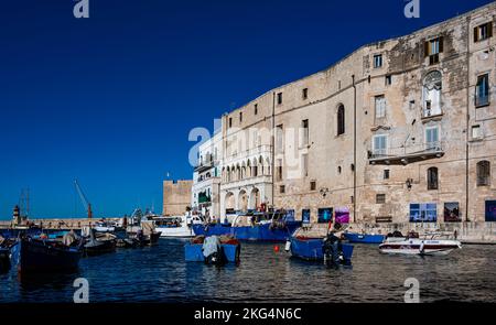 Blick auf den alten Hafen von Monopoli ( porto vecchio ) mit einem Teil der Burg im Hintergrund Stockfoto