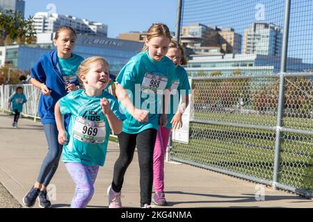 Kinder Rennen bis zum Ziel, während des Marine Corps Marathon Kids Run, in Arlington, Virginia, am 29. Oktober 2022. Der One Mile Fun Run bot Kindern im Alter von 5-12 Jahren die Möglichkeit, mit Marines zu laufen; er beendete das Camp Miles, wo Familien Aktivitäten, Unterhaltung und Spiele genießen konnten. Stockfoto