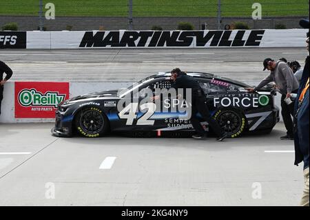 Der Petty GMS No. 42 Chevrolet Camaro ZL1, angetrieben von NASCAR Cup Series Driver, Ty Dillon wird von Teammitgliedern vor Dillons Qualifikationsrunde auf dem Martinsville Speedway am 29. Oktober 2022, vor dem Xfinity 500 Rennen, in die Startposition geschoben. Es ist das erste Mal, dass die US Space Force Lackierung im Wettkampfsport eingesetzt wurde. Die langjährige Partnerschaft zwischen Petty GMS und der US Air Force bringt mindestens drei Rennen in der Cup Series-Saison, wenn eine Air Force-Lackierung auf dem No. 43 Chevrolet Camaro präsentiert wird, der von Dillons Teamkollege Erik Jones gefahren wird. Als Teil einer Team-Tradition Stockfoto