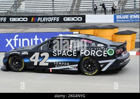 Der Petty GMS No. 42 Chevrolet Camaro ZL1, der von dem Fahrer der NASCAR Cup Series, Ty Dillon, angetrieben wird, absolviert vor dem Xfinity 500-Rennen am 29. Oktober 2022 eine Übungsrunde auf dem Martinsville Speedway. Es ist das erste Mal, dass die US Space Force Lackierung im Wettkampfsport eingesetzt wurde. Die langjährige Partnerschaft zwischen Petty GMS und der US Air Force bringt mindestens drei Rennen in der Cup Series-Saison, wenn eine Air Force-Lackierung auf dem No. 43 Chevrolet Camaro präsentiert wird, der von Dillons Teamkollege Erik Jones gefahren wird. Als Teil einer Teamtradition ehrt Dillon mehrere Frauen, die Bienen haben Stockfoto