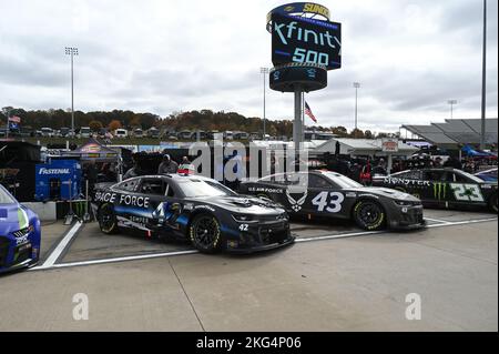 Das Petty GMS No. 42 Chevrolet Camaro ZL1 (links), das vom Fahrer der NASCAR Cup Series, Ty Dillon, angetrieben wird, verfügt über eine Lackierung der US Space Force auf dem Martinsville Speedway am 29. Oktober 2022 vor den Qualifikationsrunden für das Xfinity 500-Rennen. Es ist neben dem Petty GMS No. 43 Chevrolet Camaro (rechts) von Erik Jones, Dillons Teamkollege gefahren geparkt. Es ist das erste Mal, dass die US Space Force Lackierung im Wettkampfsport eingesetzt wurde. Die langjährige Partnerschaft zwischen Petty GMS und der United States Air Force bringt mindestens drei Rennen in der Cup Series-Saison, wenn die Air Force Lackierung Plan Stockfoto