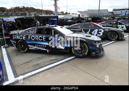 Das Petty GMS No. 42 Chevrolet Camaro ZL1 (links), das vom Fahrer der NASCAR Cup Series, Ty Dillon, angetrieben wird, verfügt über eine Lackierung der US Space Force auf dem Martinsville Speedway am 29. Oktober 2022 vor den Qualifikationsrunden für das Xfinity 500-Rennen. Es ist neben dem Petty GMS No. 43 Chevrolet Camaro (rechts) von Erik Jones, Dillons Teamkollege gefahren geparkt. Es ist das erste Mal, dass die US Space Force Lackierung im Wettkampfsport eingesetzt wurde. Die langjährige Partnerschaft zwischen Petty GMS und der United States Air Force bringt mindestens drei Rennen in der Cup Series-Saison, wenn die Air Force Lackierung Plan Stockfoto