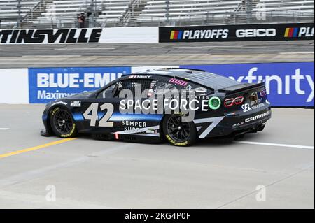 Der Petty GMS No. 42 Chevrolet Camaro ZL1, der von dem Fahrer der NASCAR Cup Series, Ty Dillon, angetrieben wird, absolviert vor dem Xfinity 500-Rennen am 29. Oktober 2022 eine Übungsrunde auf dem Martinsville Speedway. Es ist das erste Mal, dass die US Space Force Lackierung im Wettkampfsport eingesetzt wurde. Die langjährige Partnerschaft zwischen Petty GMS und der US Air Force bringt mindestens drei Rennen in der Cup Series-Saison, wenn eine Air Force-Lackierung auf dem No. 43 Chevrolet Camaro präsentiert wird, der von Dillons Teamkollege Erik Jones gefahren wird. Als Teil einer Teamtradition ehrt Dillon mehrere Frauen, die Bienen haben Stockfoto