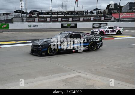 Der Petty GMS No. 42 Chevrolet Camaro ZL1, der von dem Fahrer der NASCAR Cup Series, Ty Dillon, angetrieben wird, absolviert vor dem Xfinity 500-Rennen am 29. Oktober 2022 eine Übungsrunde auf dem Martinsville Speedway. Es ist das erste Mal, dass die US Space Force Lackierung im Wettkampfsport eingesetzt wurde. Die langjährige Partnerschaft zwischen Petty GMS und der US Air Force bringt mindestens drei Rennen in der Cup Series-Saison, wenn eine Air Force-Lackierung auf dem No. 43 Chevrolet Camaro präsentiert wird, der von Dillons Teamkollege Erik Jones gefahren wird. Als Teil einer Teamtradition ehrt Dillon mehrere Frauen, die Bienen haben Stockfoto