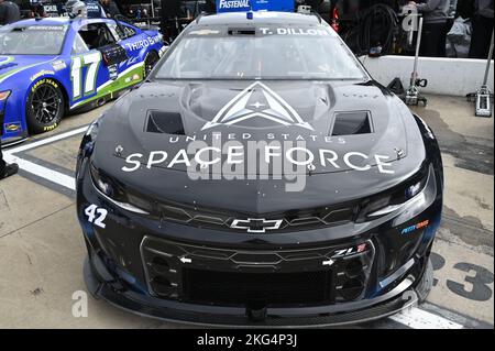 Der Petty GMS No. 42 Chevrolet Camaro ZL1, der vom Fahrer der NASCAR Cup Series, Ty Dillon, angetrieben wird, verfügt über eine US Space Force Lackierung auf dem Martinsville Speedway am 29. Oktober 2022, vor den Qualifikationsrunden für das Xfinity 500-Rennen. Es ist das erste Mal, dass die US Space Force Lackierung im Wettkampfsport eingesetzt wurde. Die langjährige Partnerschaft zwischen Petty GMS und der United States Air Force bringt mindestens drei Rennen in der Cup Series-Saison, wenn die Air Force-Lackierung auf dem No. 43 Chevrolet Camaro ZL1 von Erik Jones präsentiert wird. Stockfoto