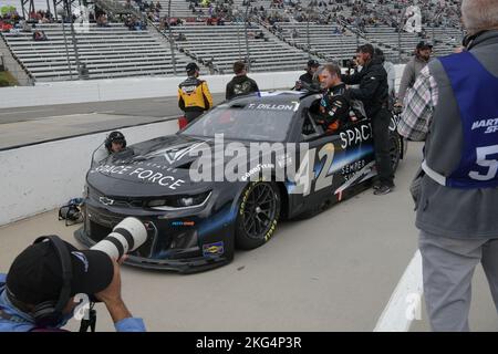 Der Fahrer der NASCAR Cup Series, Ty Dillon, steigt vor seiner Qualifikationsrunde auf dem Martinsville Speedway am 29. Oktober 2022 für das Xfinity 500-Rennen am Sonntag in den Petty GMS No. 42 Chevrolet Camaro ZL1 ein. Es ist das erste Mal, dass die US Space Force Lackierung im Wettkampfsport eingesetzt wurde. Die langjährige Partnerschaft zwischen Petty GMS und der US Air Force bringt mindestens drei Rennen in der Cup Series-Saison, wenn eine Air Force-Lackierung auf dem No. 43 Chevrolet Camaro präsentiert wird, der von Dillons Teamkollege Erik Jones gefahren wird. Als Teil einer Teamtradition ehrt Dillon mehrere Frauen, die schon einmal dabei waren Stockfoto