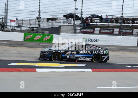 Der Petty GMS No. 42 Chevrolet Camaro ZL1, der vom Fahrer der NASCAR Cup Series gefahren wird, absolviert Ty Dillon vor dem Xfinity 500-Rennen am 29. Oktober 2022 eine Qualifikationsrunde auf dem Martinsville Speedway. Es ist das erste Mal, dass die US Space Force Lackierung im Wettkampfsport eingesetzt wurde. Die langjährige Partnerschaft zwischen Petty GMS und der US Air Force bringt mindestens drei Rennen während der Cup Series Saison, wenn eine Air Force Lackierung auf dem No. 43 Chevrolet Camaro von Dillons Teamkollege, Erik Jones, präsentiert wird. Als Teil einer Teamtradition ehrt Dillon mehrere Frauen, die sich in den Bann gesetzt haben Stockfoto