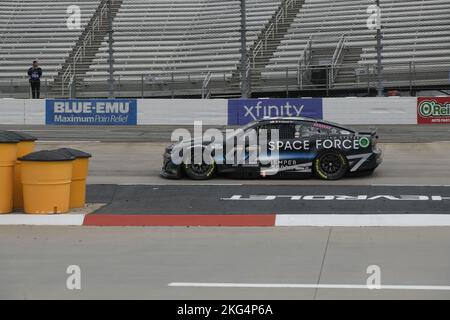 Der Petty GMS No. 42 Chevrolet Camaro ZL1, der vom Fahrer der NASCAR Cup Series gefahren wird, absolviert Ty Dillon vor dem Xfinity 500-Rennen am 29. Oktober 2022 eine Qualifikationsrunde auf dem Martinsville Speedway. Es ist das erste Mal, dass die US Space Force Lackierung im Wettkampfsport eingesetzt wurde. Die langjährige Partnerschaft zwischen Petty GMS und der US Air Force bringt mindestens drei Rennen während der Cup Series Saison, wenn eine Air Force Lackierung auf dem No. 43 Chevrolet Camaro von Dillons Teamkollege, Erik Jones, präsentiert wird. Als Teil einer Teamtradition ehrt Dillon mehrere Frauen, die sich in den Bann gesetzt haben Stockfoto