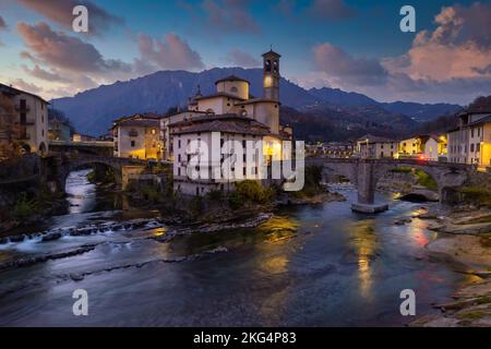 Luftdörflichkeit - alte Kirche und Flüsse mit Bergkulisse, San Giovanni Bianco Village, Valbrembana, Bergamo, Lombardei, Italien Stockfoto