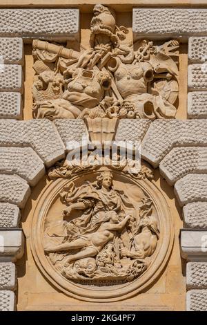 Details der uralten Basreliefs-Steinschnitzereien auf der Außenseite des historischen Arc de Triomphe oder Triumphbogen alias Porte du Peyrou, Montpellier, Frankreich Stockfoto