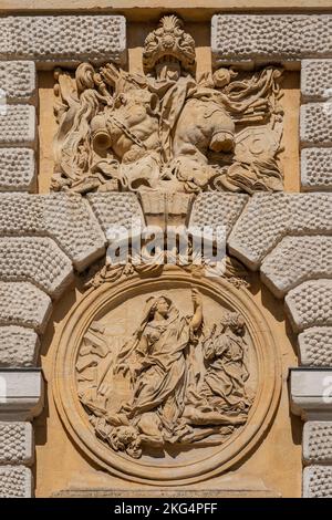 Details der uralten Basreliefs-Steinschnitzereien auf der Außenseite des historischen Arc de Triomphe oder Triumphbogen alias Porte du Peyrou, Montpellier, Frankreich Stockfoto
