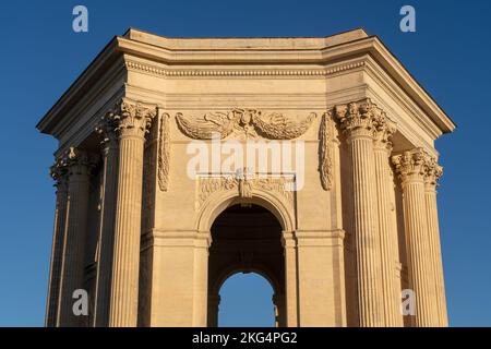 Malerischer Sommervormittag mit Blick auf das klassische uralte Steingebäude des Wasserturms im historischen Garten Promenade du Peyrou, Montpellier, Frankreich Stockfoto