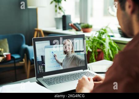 Laptop-Bildschirm mit reifen blonden selbstbewussten Lehrer in Brillen zeigen auf Whiteboard während erklären, präsentieren einfache angespannt Online-Schüler Stockfoto