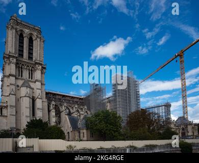 Foto von Notre Dame, Paris, Frankreich während des Wiederaufbaus nach einem Brand, Seitenansicht. Stockfoto