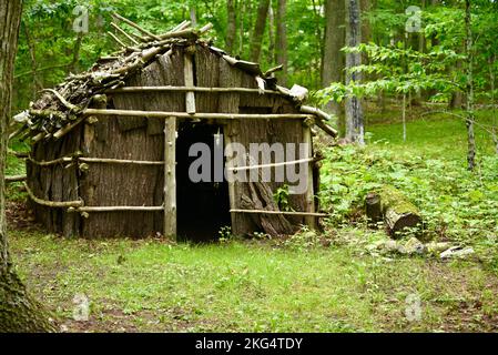 Rekonstruierte prähistorische Heimat und Farm für Oneota, Wisconsins erste Bauern, Whitefish Dunes State Park, Door County, Sturgeon Bay, WI, USA Stockfoto