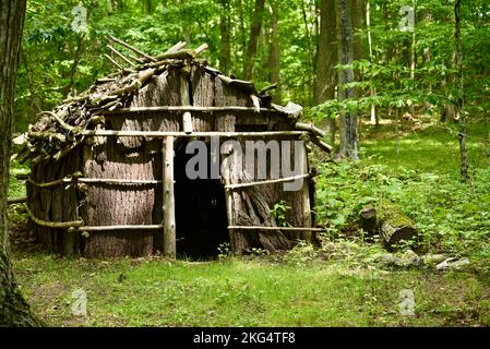 Rekonstruierte prähistorische Heimat und Farm für Oneota, Wisconsins erste Bauern, Whitefish Dunes State Park, Door County, Sturgeon Bay, WI, USA Stockfoto