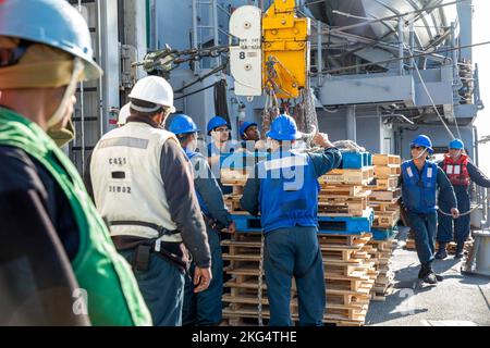 221029-N-TC847-1058 ADRIA (OKT 27, 2022) Seeleute, die dem Ticonderoga-Klasse Lenkrakenkreuzer USS Leyte Gulf (CG 55) Rig-Paletten zugewiesen wurden, die während eines Nachschuböls auf See, am 29. Oktober 2022, an den Flottennachfüller USNS William McLean (T-AKE 12) geschickt werden. The George H.W. Die Bush Carrier Strike Group befindet sich im geplanten Einsatzgebiet der US Naval Forces Europe, das von der Sechsten Flotte der USA eingesetzt wird, um die Interessen der USA, der Alliierten und der Partner zu verteidigen. Stockfoto