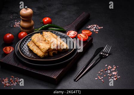 Kohlrollen mit Rindfleisch, Reis und Gemüse. Gefüllte Kohlblätter mit Fleisch Stockfoto