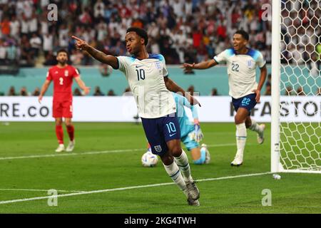 Doha, Katar. 21.. November 2022. Raheem Sterling aus England feiert am 21. November 2022 im Khalifa International Stadium in Doha, Katar, das zweite Tor seiner Gruppe beim Spiel der FIFA-Weltmeisterschaft der Gruppe B 2022. Foto von Chris Brunskill/UPI Kredit: UPI/Alamy Live Nachrichten Stockfoto